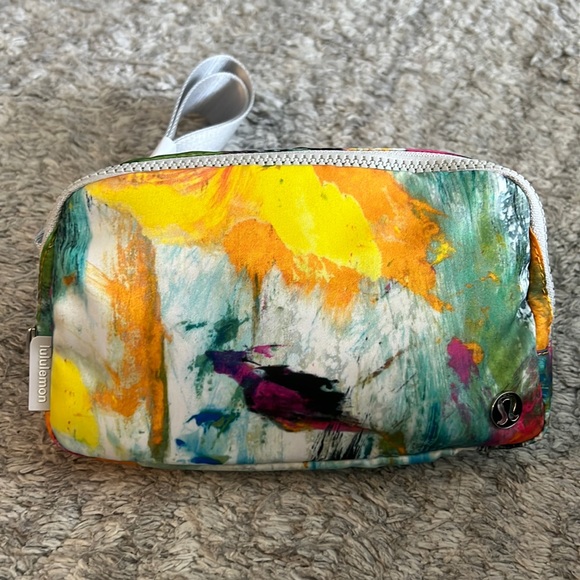 Lululemon Everywhere Beltbag No Limits White Multi Extended Strap - Picture 3 of 5